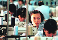 Mujeres vietnamitas en un taller textil de Hanoi. (AP)