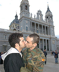 Dos homosexuales, en pleno beso. (EFE)