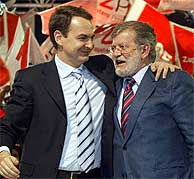 Jos Luis Rodrguez Zapatero (izda.) y Juan Carlos Rodrguez Ibarra en Badajoz. (EFE)