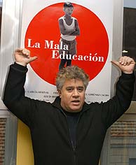 Pedro Almodvar, ante el cartel de su ltima pelcula. (EFE)