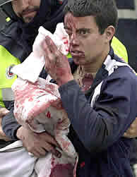 Un herido en Atocha es atendido. Vea más imágenes.