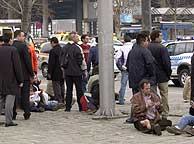 Varios heridos son atendidos en el exterior de la estación de Atocha. (EFE)