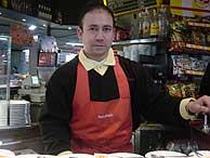 Edy es camarero en uno de los bares de Atocha