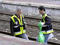Dos policías buscan pruebas en la estación de El Pozo. (EFE)