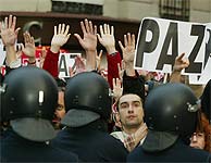Manifestantes frente a la sede del PP en Madrid. (Para)