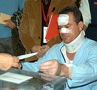 Uno de los heridos en los atentados salió del hospital para ir a votar. (EFE)