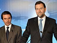 Aznar, junto a Rajoy durnate su comparecencia. (AFP)