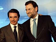 Aznar reconforta a Rajoy. (AFP)