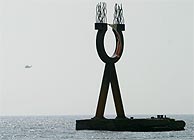 Un helicptero sobrevuela la costa de Tarragona en busca de manchas. (EFE)