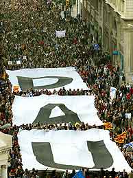 La manifestacin de Barcelona pidiendo la paz. (REUTERS)