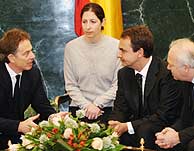 Blair, con Zapatero y Moratinos. (EFE)