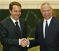Zapatero y Powell, antes de su encuentro. (AP)