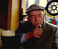 Un hombre fuma un cigarrillo en un pub de Wicklow. (AP)