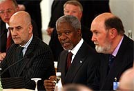 Kofi Annan durante la ceremonia con Alvaro de Soto (a la izquierda) y Kieran Prendergast (a la derecha). (AP)