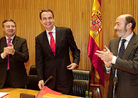 Jos Luis Rodrguez Zapatero, aplaudido por Alfredo Prez Rubalcaba (dcha.) y Jos Blanco tras su discurso. (AP)