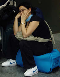 Una viajera espera en la estacin de Atocha. (T. Montero)