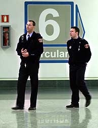 Dos policas, en el Metro de Madrid. (EFE)