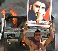 Un partidario de Muqtada Sadr en el barrio bagdadí de Shuala. (REUTERS)