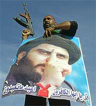 Un miliciano del Ejército del Mahdi, con una foto de Muqtada al Sadr. (AFP)