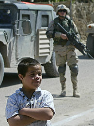 Un nio iraqu y un soldado de EEUU cerca de Faluya.(AFP)
