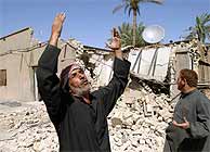 Un iraqu se lamenta frente a su casa destruida en Faluya. (AP)