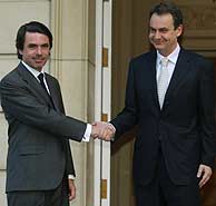 Aznar y Zapatero en su primera reunin tras el 14-M. (REUTERS)