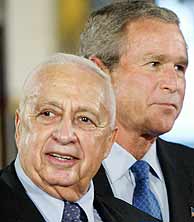 George W. Bush y Ariel Sharon, en la comparecencia.(EFE)