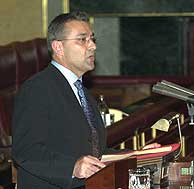Paulino Rivero, durante su intervención en el debate de investidura. (EFE)
