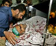 Un hombre contempla el cadáver de Abdel Aziz Rantisi tras el ataque en Gaza. (REUTERS)