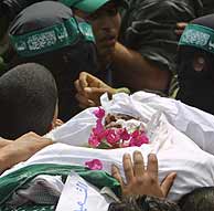 Palestinos con la cara cubierta lloran la muerte del líder de Hamas. (AFP)