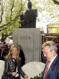 Marina Castao y Jess Prez Varela junto a la estatua de Cela en Padrn. (EFE)