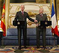 Michel Barnier (izda.) y Miguel ngel Moratinos, en Madrid. (AFP)