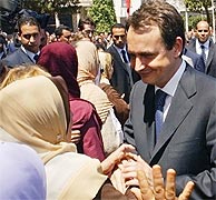 Zapatero saluda a un grupo de mujeres en Casablanca. (AP)