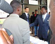Teodoro Obiang deposita su voto el domingo. (EFE)