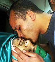 Un palestino besa el cadver de uno de los miembros de Hamas. (EPA)