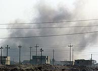 Enormes columnas de humo en la ciudad. (AFP)