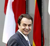 Zapatero, durante la ceremonia de ampliacin de la UE. (Reuters)