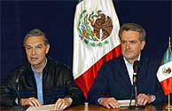 El secretario de Relaciones Exteriores mexicano, Luis Ernesto Derbez (izq.), y el secretario de Gobernacin, Santiago Creel. (AP)