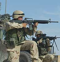 Soldados estadounidenses se enfrentan a las milicias chies. (AP)