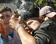 Manifestantes procannabis fuman un enorme porro durante en la marcha. (EFE)