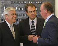 Imagen del Rey con Zapatero y Clos.