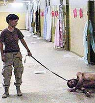 La soldado England, con un preso iraqu. (Thw Washington Post)