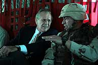 Rumsfeld (izda.) habla con el general Ricardo Snchez durante su reciente visita a Irak. (AP)