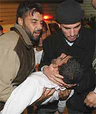 Uno de los heridos en el ataque del ejrcito israel. (REUTERS)