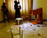 Periodistas graban imgenes de una de las habitaciones registradas en la casa de Chalabi. (AP)