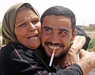Uno de los presos liberados abraza a su madre. (Reuters)