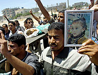 Un grupo de palestinos lleva el cuerpo de la nia, (AFP / Said Khatib)