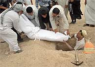 Imagen del entierro de un iraqu muerto en Nayaf en un ataque de EEUU. (AP)
