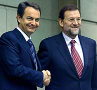 Zapatero saluda a Rajoy a las puertas de La Moncloa. (EFE)