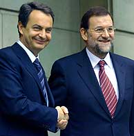 Zapatero y Rajoy se saludan a las puertas de La Moncloa. (EFE)